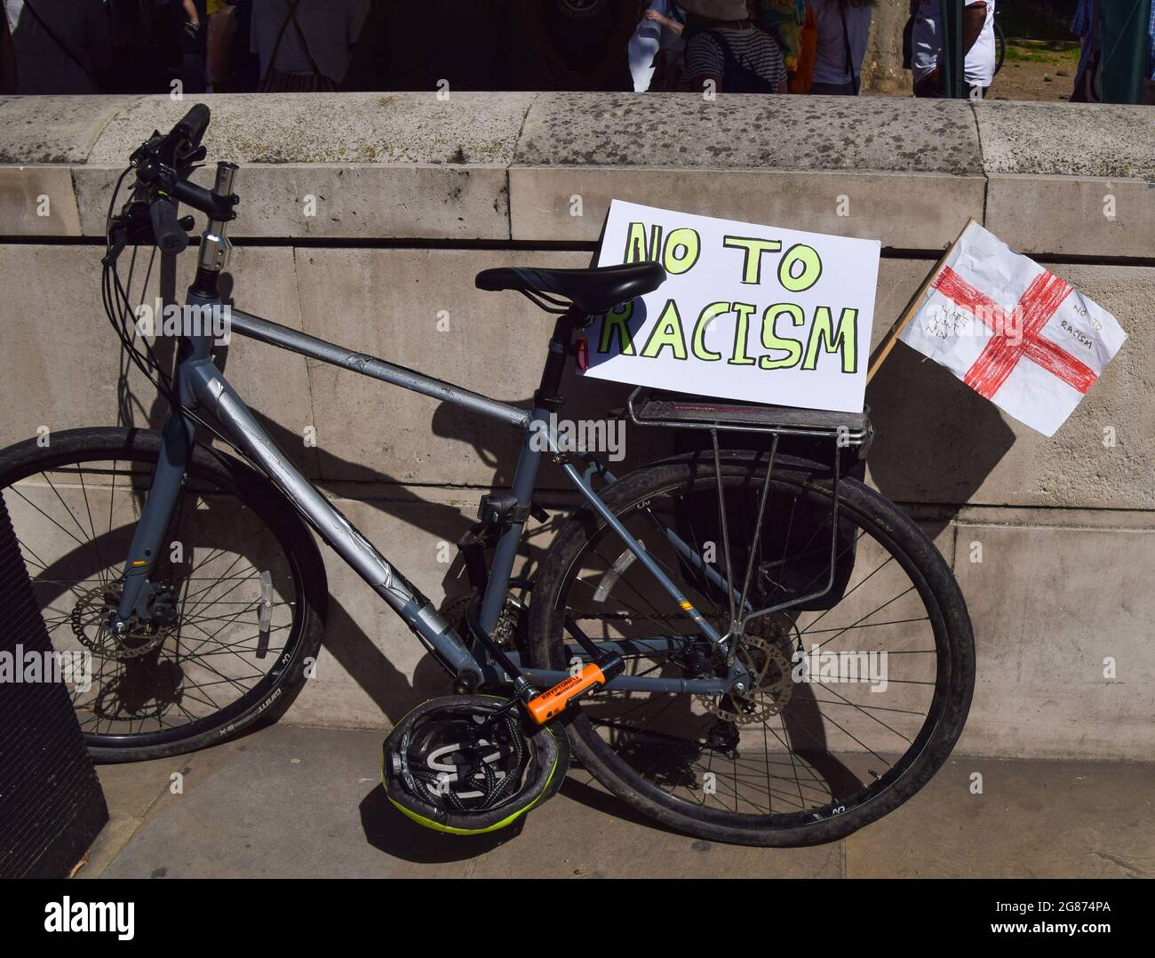 Londra, Regno Unito. 17 luglio 2021. Una bicicletta con un messaggio antirazzista e bandiera inglese. I manifestanti hanno tenuto discorsi e hanno preso il ginocchio fuori Downing Street in solidarietà con i calciatori inglesi Marcus Rashford, Bukayo Saka e Jadon Sancho a seguito dell'abuso razzista online del trio ricevuto dopo la finale Euro 2020 tra Inghilterra e Italia. (Credit: Vuk Valcic / Alamy Live News) Foto Stock