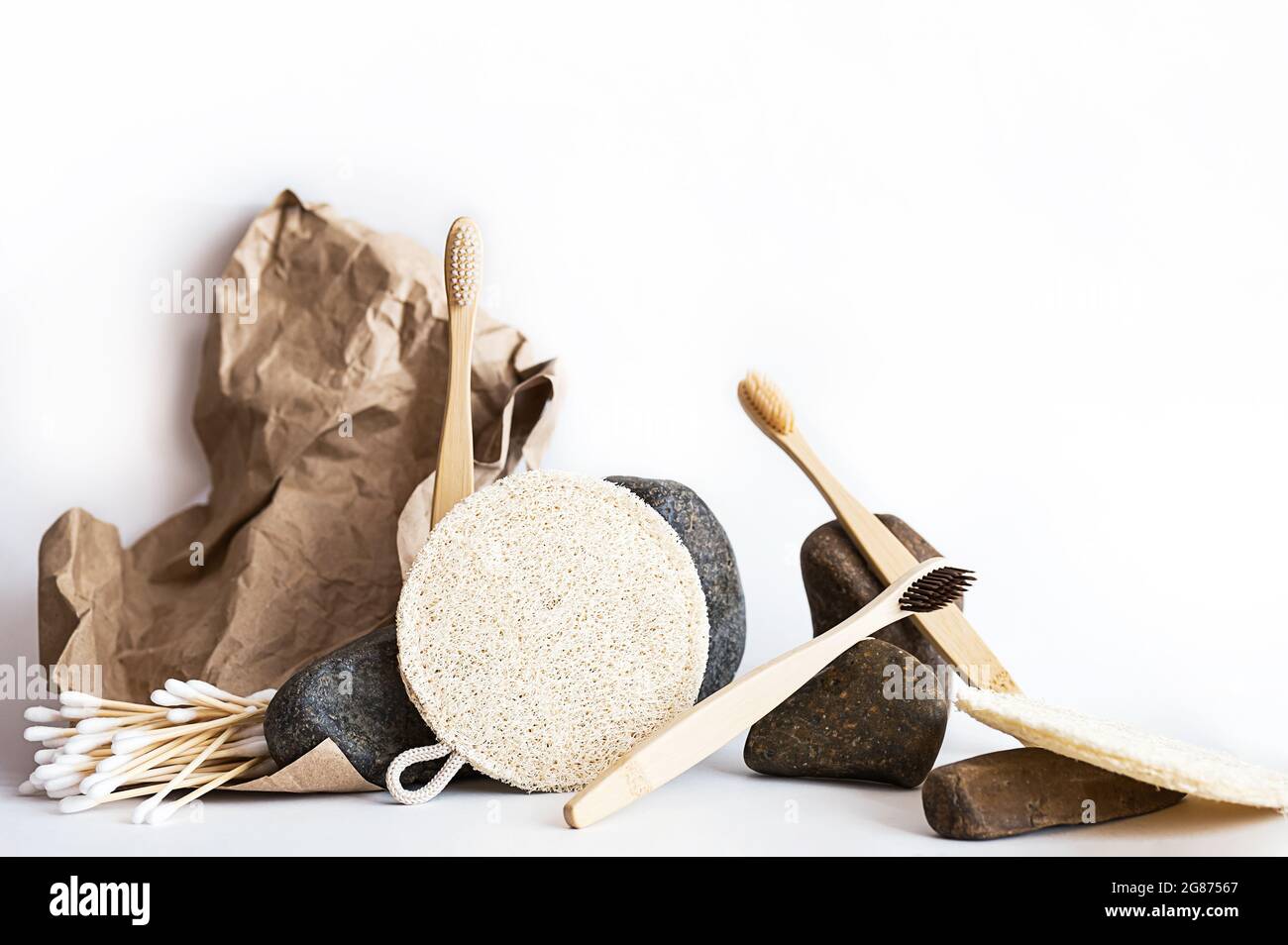 Vita still trendy e minimale con prodotti naturali di bellezza e pietre. Zero accessori per bagni di scarico. Composizione di equilibrio di spazzolini da denti di bambù, l Foto Stock