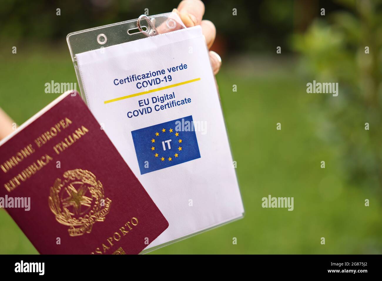 Passo Covid. Certificato digitale EU Covid-19. Certificato di vaccino Covid o Coronavirus, passaporto. Messa a fuoco selettiva. Foto Stock