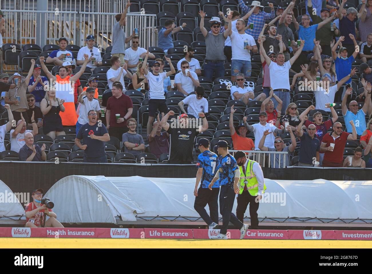 REGNO UNITO. 17 luglio 2021. Una folla giubilante festeggia altri sei per il Lancashire in, Regno Unito, il 7/17/2021. (Foto di Conor Molloy/News Images/Sipa USA) Credit: Sipa USA/Alamy Live News Foto Stock