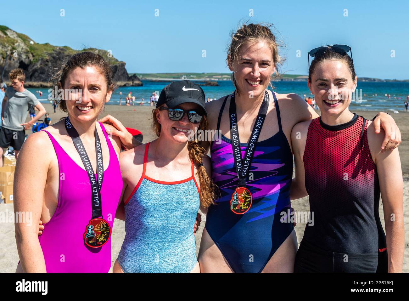 Rosscarbery, West Cork, Irlanda. 17 luglio 2021. Le temperature hanno colpito 27C in Rosscarbery oggi con la Warren Beach piena di cercatori di sole. Il bagno di Galley Head ha avuto luogo oggi dove i concorrenti nuotano da Red Strand alla Warren Beach, una distanza di 10 KM. Dopo la nuotata con le loro medaglie sono raffigurate Deidre Wallace, Cork; Aideen Keogh, Cork; Valerie o'Driscoll, Bandon e Jennifer Martin, Cork. Credit: AG News/Alamy Live News Foto Stock