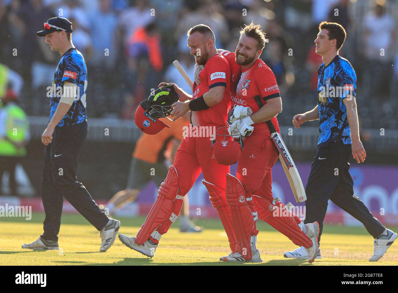 REGNO UNITO. 17 luglio 2021. Steven Croft e Danny Lamb di Lancashire Lightning celebrano la vittoria su Yorkshire Vikings in, Regno Unito, il 17/7/2021. (Foto di Conor Molloy/News Images/Sipa USA) Credit: Sipa USA/Alamy Live News Foto Stock