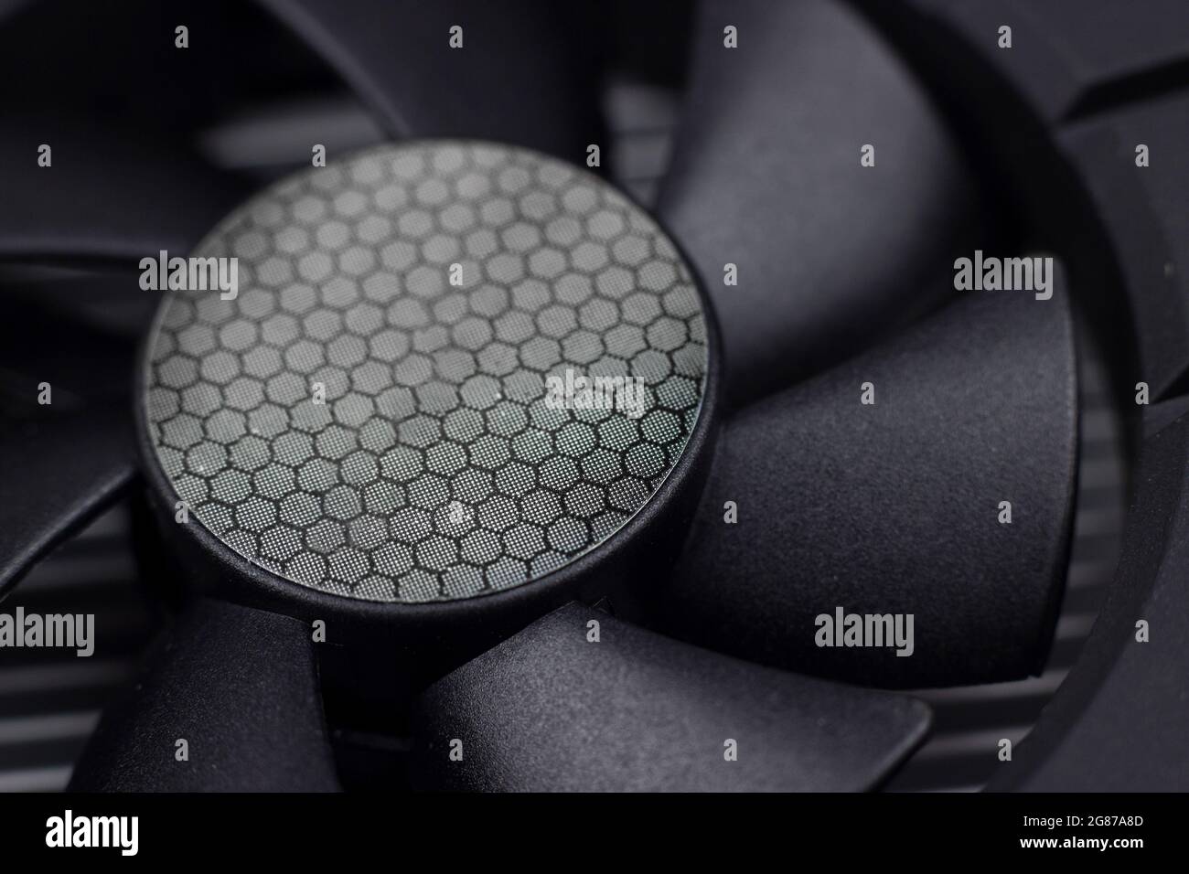 Parte della moderna scheda video nera per computer con refrigeratore. Scheda GPU. Hardware IT Foto Stock