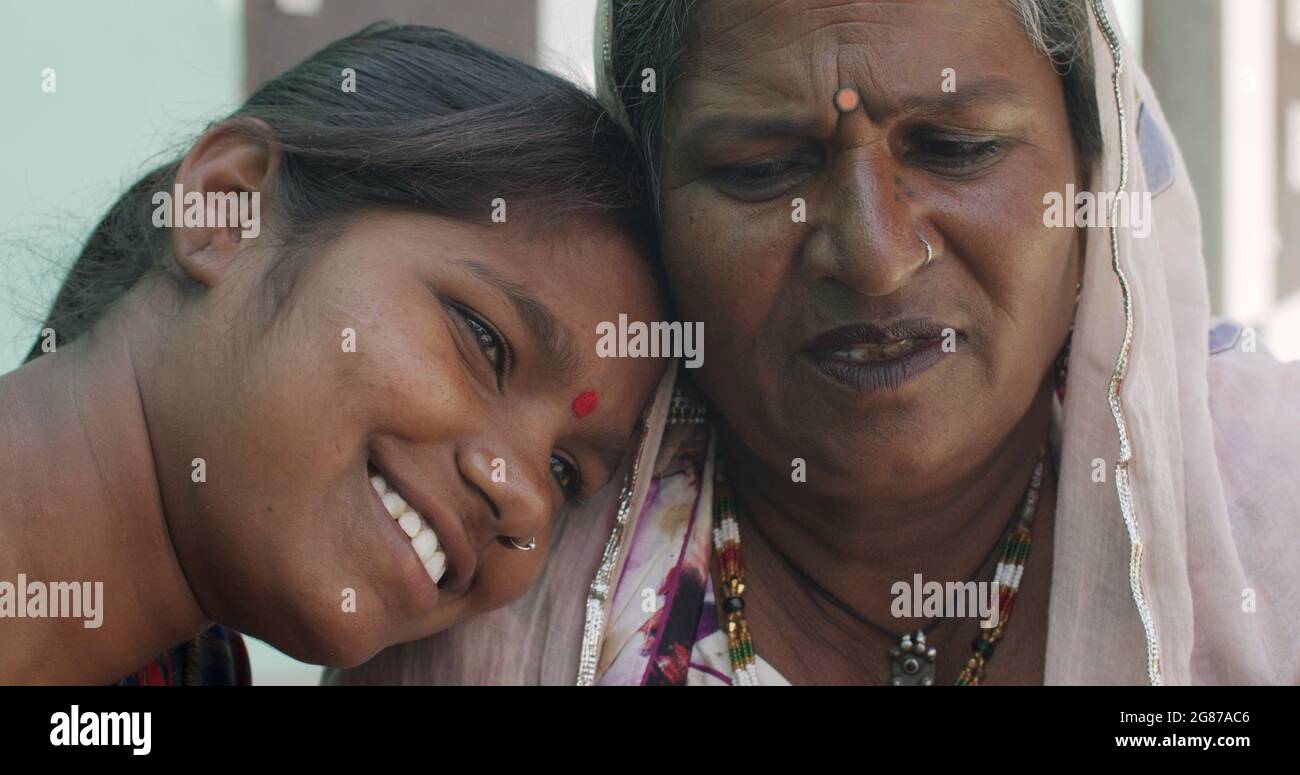 Ritratto di due giovani e vecchie femmine indiane in abiti tradizionali Foto Stock