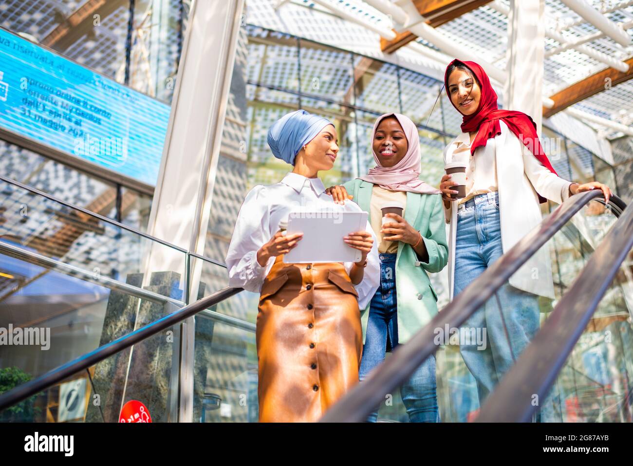 Gruppo multietnico di ragazze musulmane che indossano abiti casual e tradizionali hijab bonding e divertirsi all'aperto - 3 ragazze arabe Foto Stock