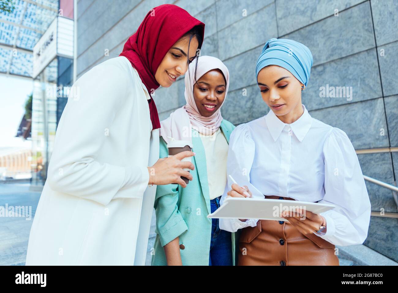 Gruppo multietnico di ragazze musulmane che indossano abiti casual e tradizionali hijab bonding e divertirsi all'aperto - 3 ragazze arabe Foto Stock