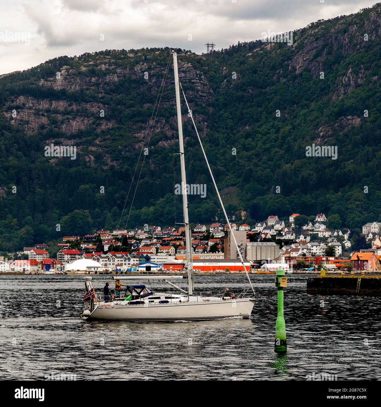 Imbarcazione a vela, Delphia 40, che arriva all'ingresso del porto di Bergen, Norvegia. Sandviken in background Foto Stock