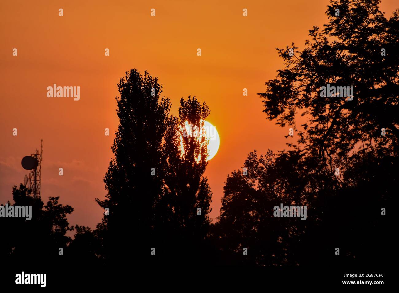Srinaga, India. 17 luglio 2021. Il sole tramonta dopo una calda giornata estiva a Srinagar. (Foto di Saqib Majeed/SOPA Images/Sipa USA) Credit: Sipa USA/Alamy Live News Foto Stock