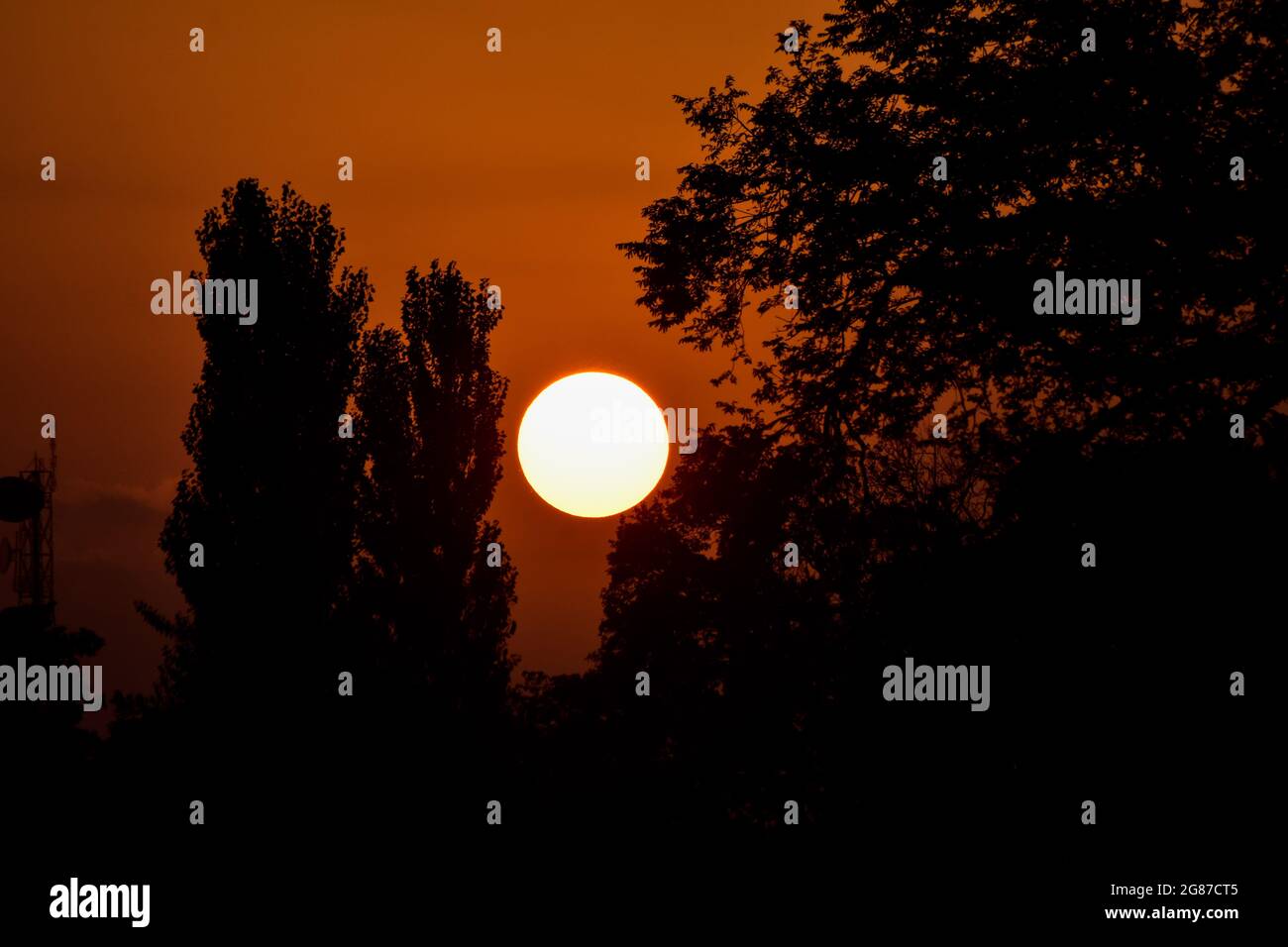Srinaga, India. 17 luglio 2021. Il sole tramonta dopo una calda giornata estiva a Srinagar. (Foto di Saqib Majeed/SOPA Images/Sipa USA) Credit: Sipa USA/Alamy Live News Foto Stock