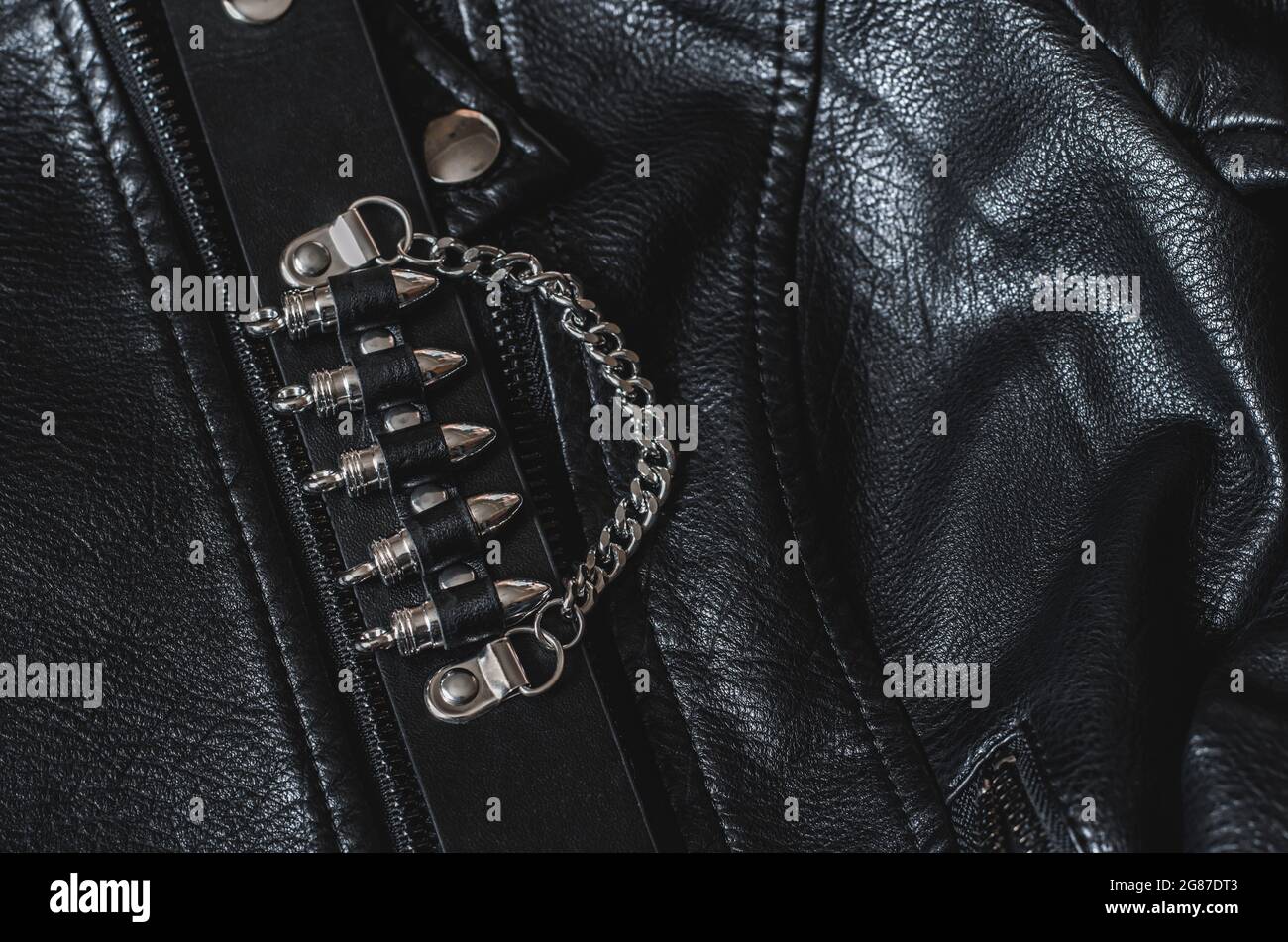Bracciale in pelle nera con proiettili su una giacca in pelle Foto stock -  Alamy