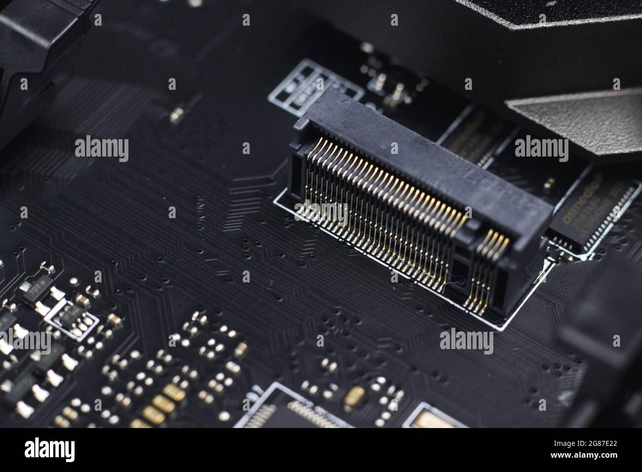 Componente di ingegneria delle informazioni. Parte della moderna scheda madre per computer a circuito stampato Foto Stock