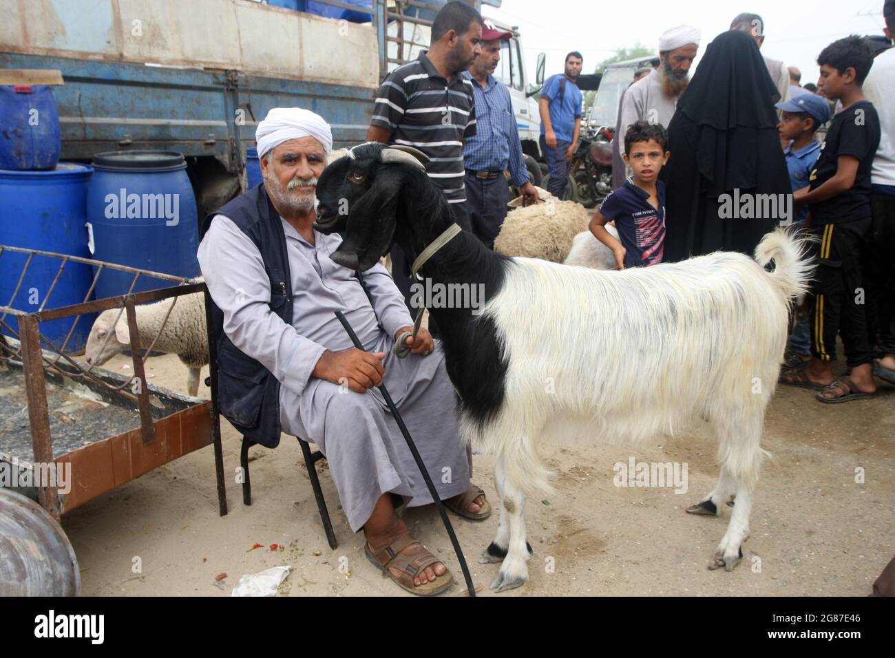 Rafah, Gaza. 17 luglio 2021. Un fornitore attende i clienti in un mercato del bestiame in preparazione per la prossima vacanza musulmana Eid al-Adha, a Rafah, nella striscia di Gaza meridionale, sabato 17 luglio 2021. I musulmani di tutto il mondo celebrano Eid al-Adha visitando le tombe dei loro cari e macellando pecore, capre, mucche e cammelli, in commemorazione della disponibilità del profeta Abramo a sacrificare suo figlio Ismail su comando di Dio. Foto di Ismael Mohamad/UPI Credit: UPI/Alamy Live News Foto Stock