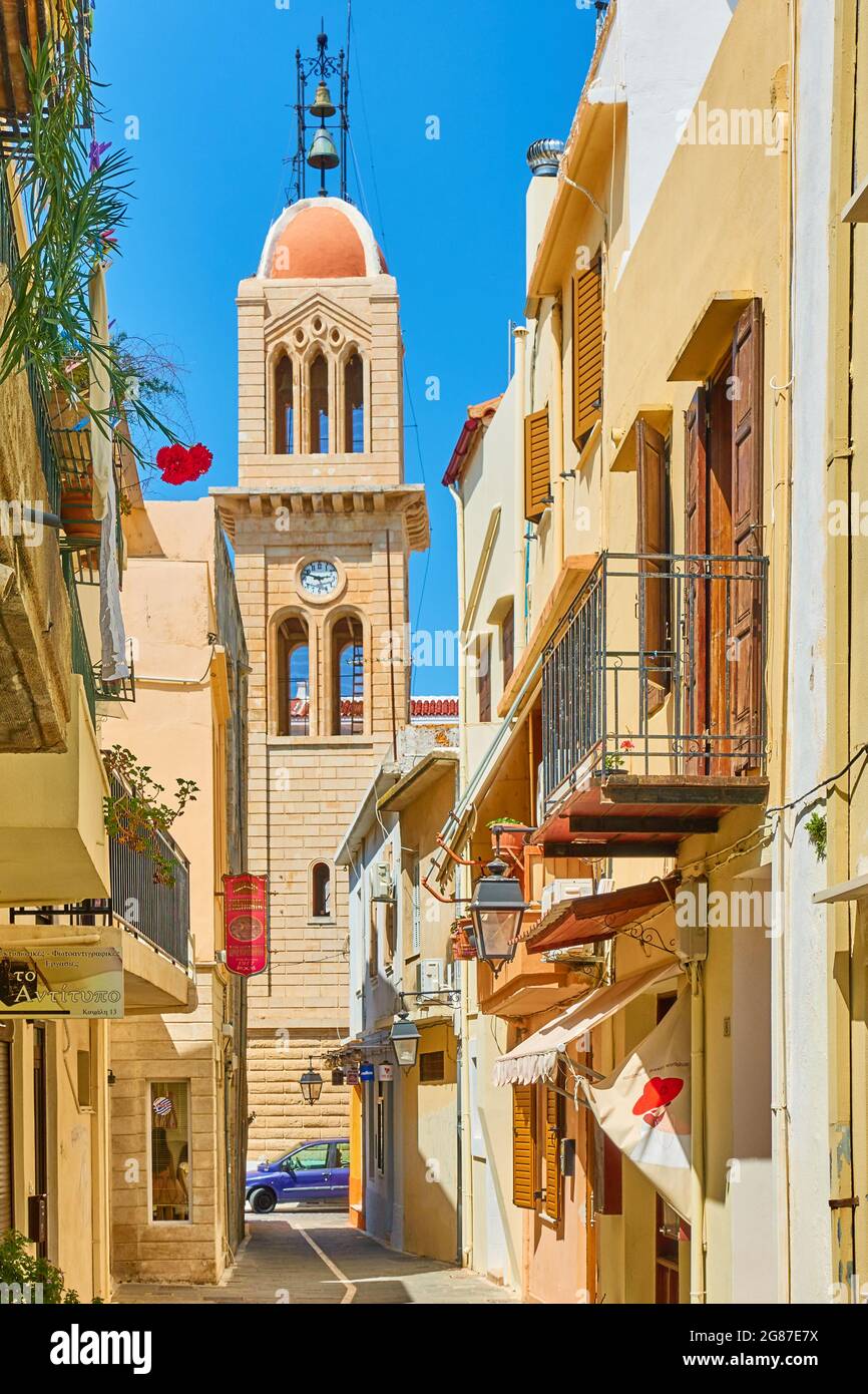 Rethimno, Isola di Creta, Grecia - 26 aprile 2018: Vecchia strada con campanile nella città di Rethimno Foto Stock