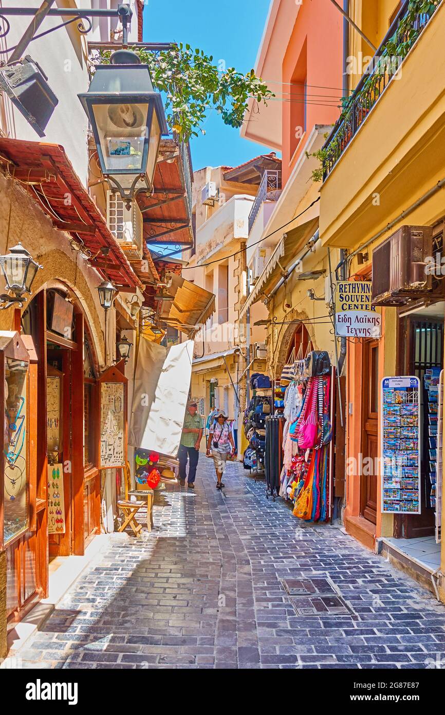 Rethymno, Isola di Creta, Grecia - 26 aprile 2018: Via dello shopping con negozi di souvenir nella città di Rethymno Foto Stock