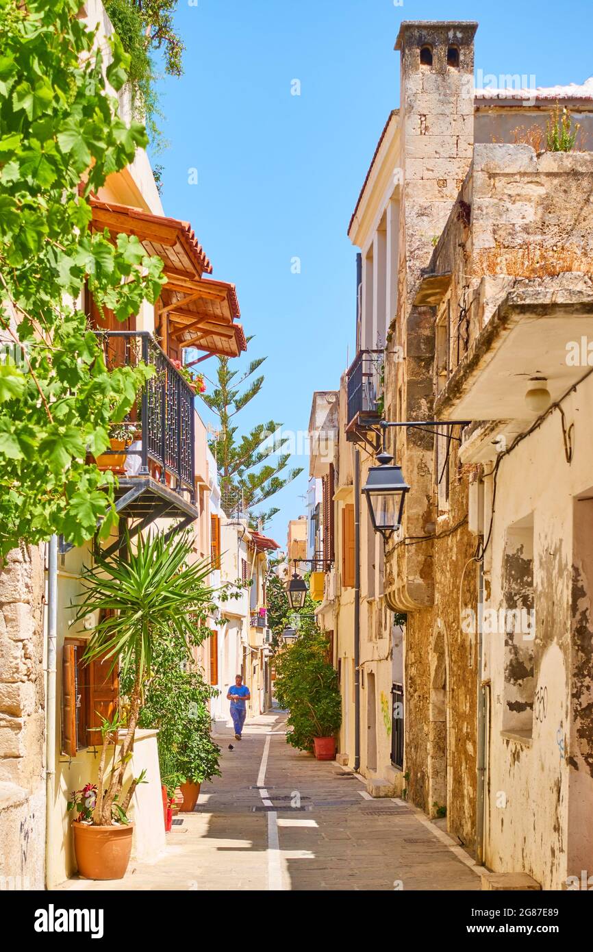 Rethimno, Creta, Grecia - 26 aprile 2018: Vecchia strada nella città di Rethimno Foto Stock