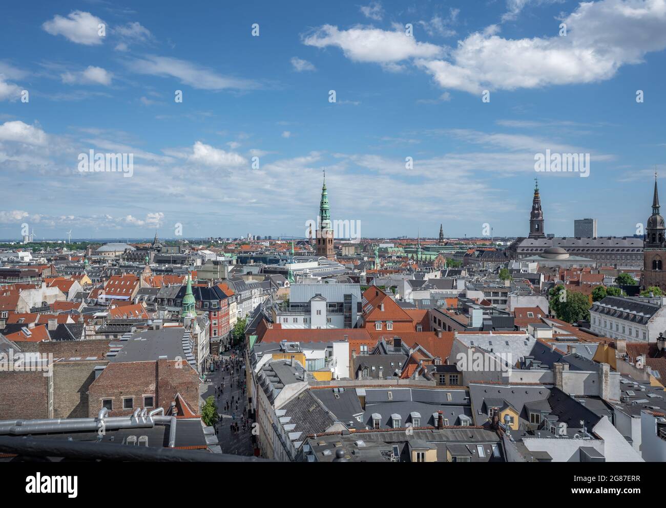 Vista aerea della città di Copenhagen e della via pedonale dello shopping di Kobmagergade - Copenhagen, Danimarca Foto Stock