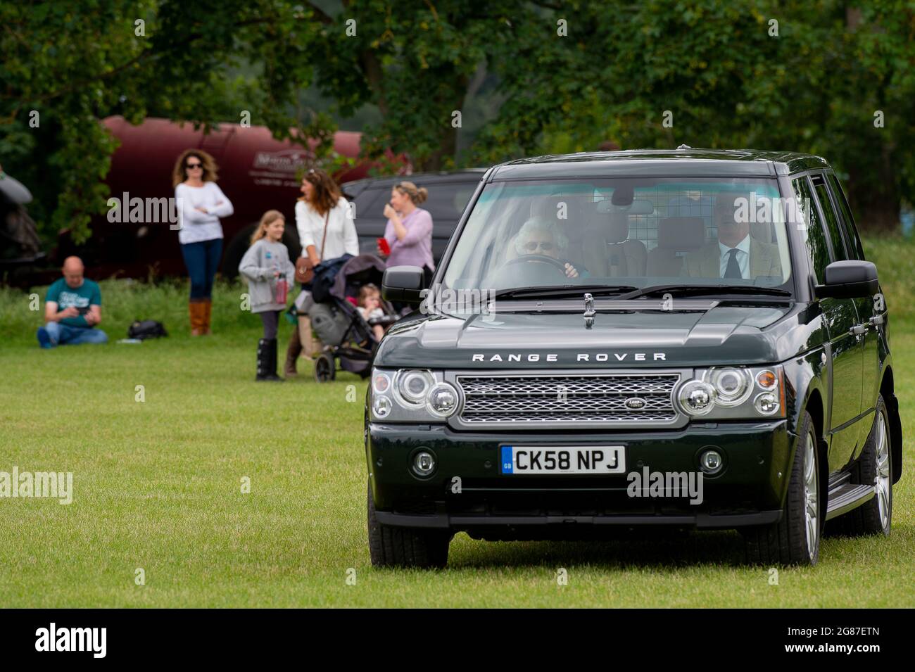 Windsor, Berkshire, Regno Unito. 3 luglio 2021. Sua Maestà la Regina guida la sua Range Rover al Royal Windsor Horse Show. La Regina sembrava rilassata e felice di guardare i suoi cavalli competere. Credito: Maureen McLean/Alamy Foto Stock