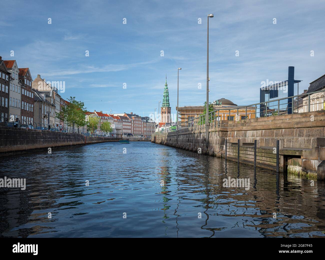 Canale di Frederikholms con la vecchia torre della chiesa di San Nicola sullo sfondo - Copenhagen, Danimarca Foto Stock