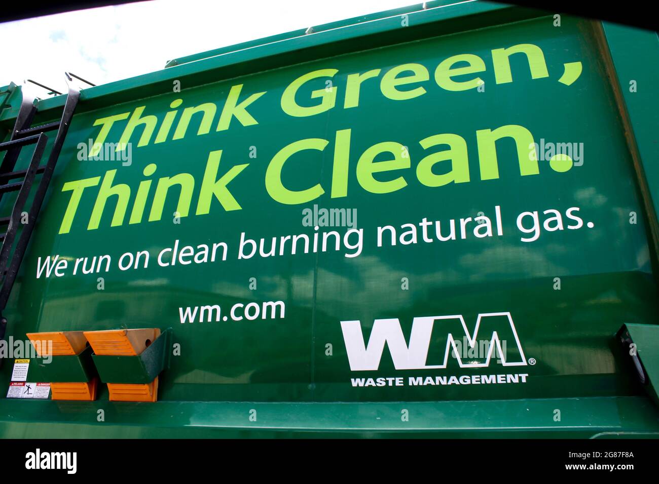 WM Waste Management, è il fornitore leader di gestione completa dei rifiuti, offrendo servizi come la raccolta e lo smaltimento dei rifiuti, il riciclaggio Foto Stock