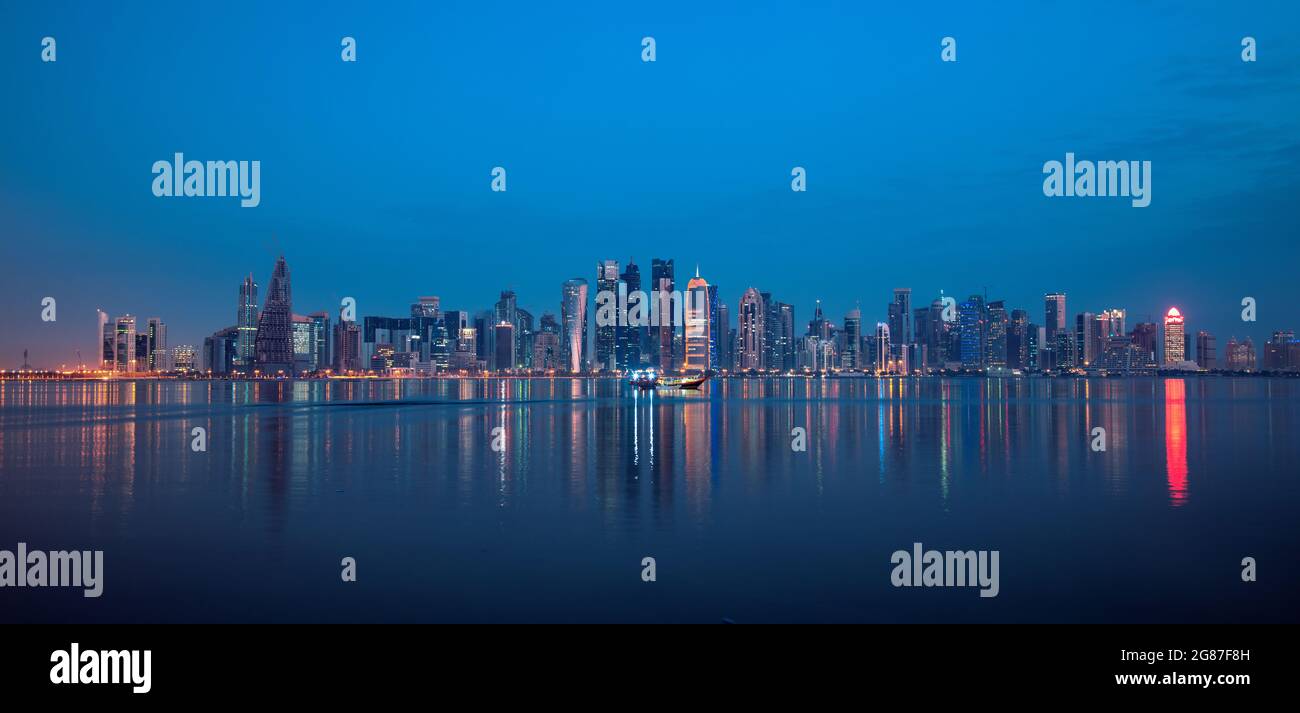 Doha Corniche skyline - QATAR Foto Stock Doha Corniche skyline - QATAR Foto Stock