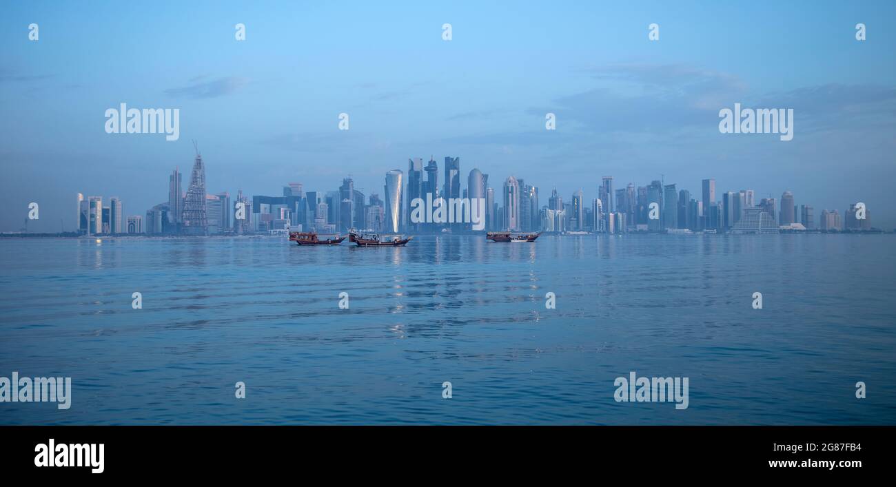 Doha Corniche skyline - QATAR Foto Stock Doha Corniche skyline - QATAR Foto Stock