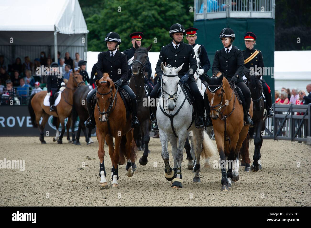 Windsor, Berkshire, Regno Unito. 3 luglio 2021. Membri delle forze armate e della polizia allo spettacolo dopo aver gareggiato nel salto allo spettacolo Royal Windsor Horse Show. Lo spettacolo, che si svolge dal 1943, si trova nello splendido parco privato del Castello di Windsor. Credito: Maureen McLean/Alamy Foto Stock