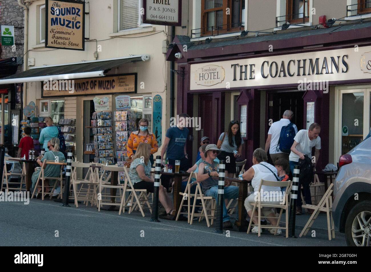 Kenmare Co. Kerry, Irlanda, sabato 17 luglio 2021; le condizioni meteorologiche hanno portato la gente fuori nelle loro droves con temprature in alcune parti del paese, compreso Kenmare, colpendo oltre 30 gradi Celcius. Foto Stock