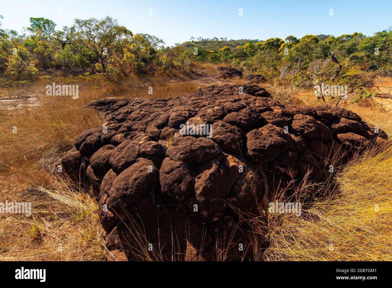 Segni di attività vulcanica sulla strada che si avvicina Lagoa do Tocantins, Tocantins, Brasile Foto Stock