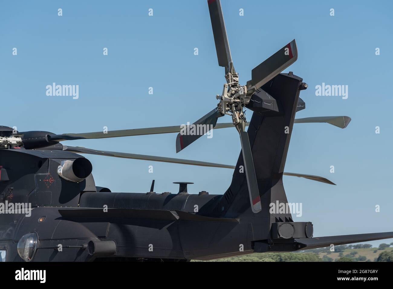 Dettagli dell'elica, un moderno elicottero militare americano, pronto a volare per un'operazione tattica, sulla pista. Foto Stock