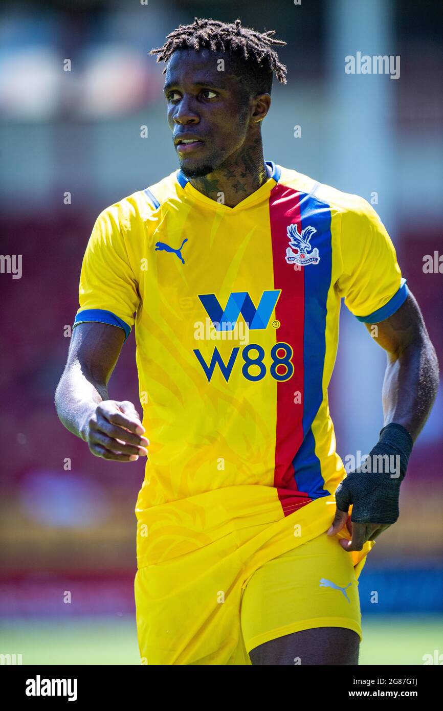 WALSALL, INGHILTERRA - 17 LUGLIO: Wilfried Zaha del Crystal Palace allo stadio di Banks il 17 luglio 2021 a Walsall, Inghilterra. (Foto di Sebastian Frej) Foto Stock