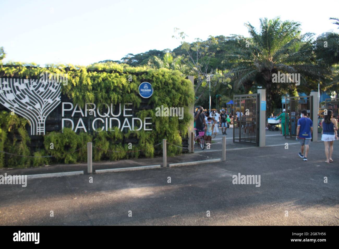 Salvador, Brasile. 17 luglio 2021. Intensa attività nel tardo pomeriggio di questo Sabato (17 °), il primo fine settimana, dopo la riapertura dei parchi in Salvador, (BA). I parchi comunali della capitale di Bahia sono stati riaperti al pubblico lunedì scorso (12), seguendo protocolli di sicurezza. Nella foto, ingresso al Parque da Cidade, situato in Avenida Antônio Carlos Magalhães, quartiere di Itaigara. Credit: Mauro Akiin Nassor/FotoArena/Alamy Live News Foto Stock