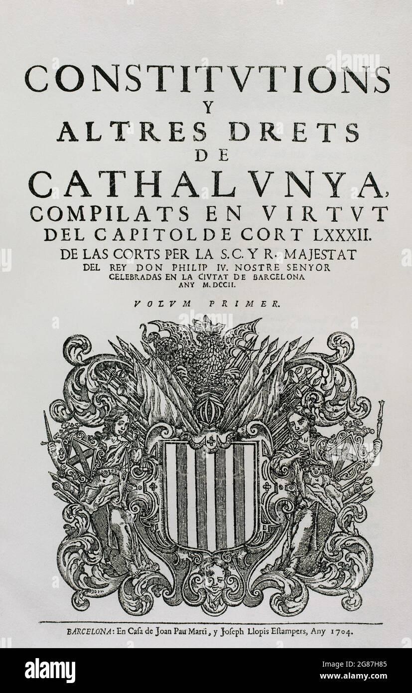 Constitutions y Altres Drets de Cathalunya, compilations en virtut del Capítol de Cort LXXXII, de las Corts per la S.C.Y.R. Majestat del rey Don Philip IV, nostre senyor celebradas en la ciutat de Barcelona qualsiasi MDCII. (Costituzioni e altri diritti della Catalogna, redatte in virtù del Capitolo LXXXII della Corte, delle corti presiedute da Filippo V e che si sono tenute nella città di Barcellona. 1702). Primo volume. Stampato nella Casa di Joan Pau Martí e Joseph Llopis Estampers, 1704. Biblioteca militare storica di Barcellona, Catalogna, Spagna. Foto Stock