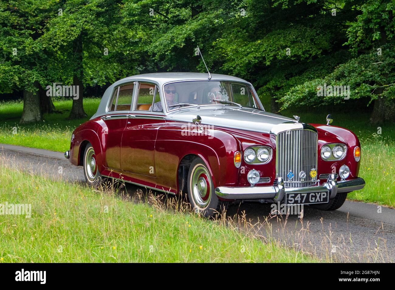 1963 berlina a benzina ROSSA GRIGIA Bentley 6230cc da 60 anni al ‘The Cars The Star Show" di Holker Hall & Gardens, Grange-over-Sands, Regno Unito Foto Stock