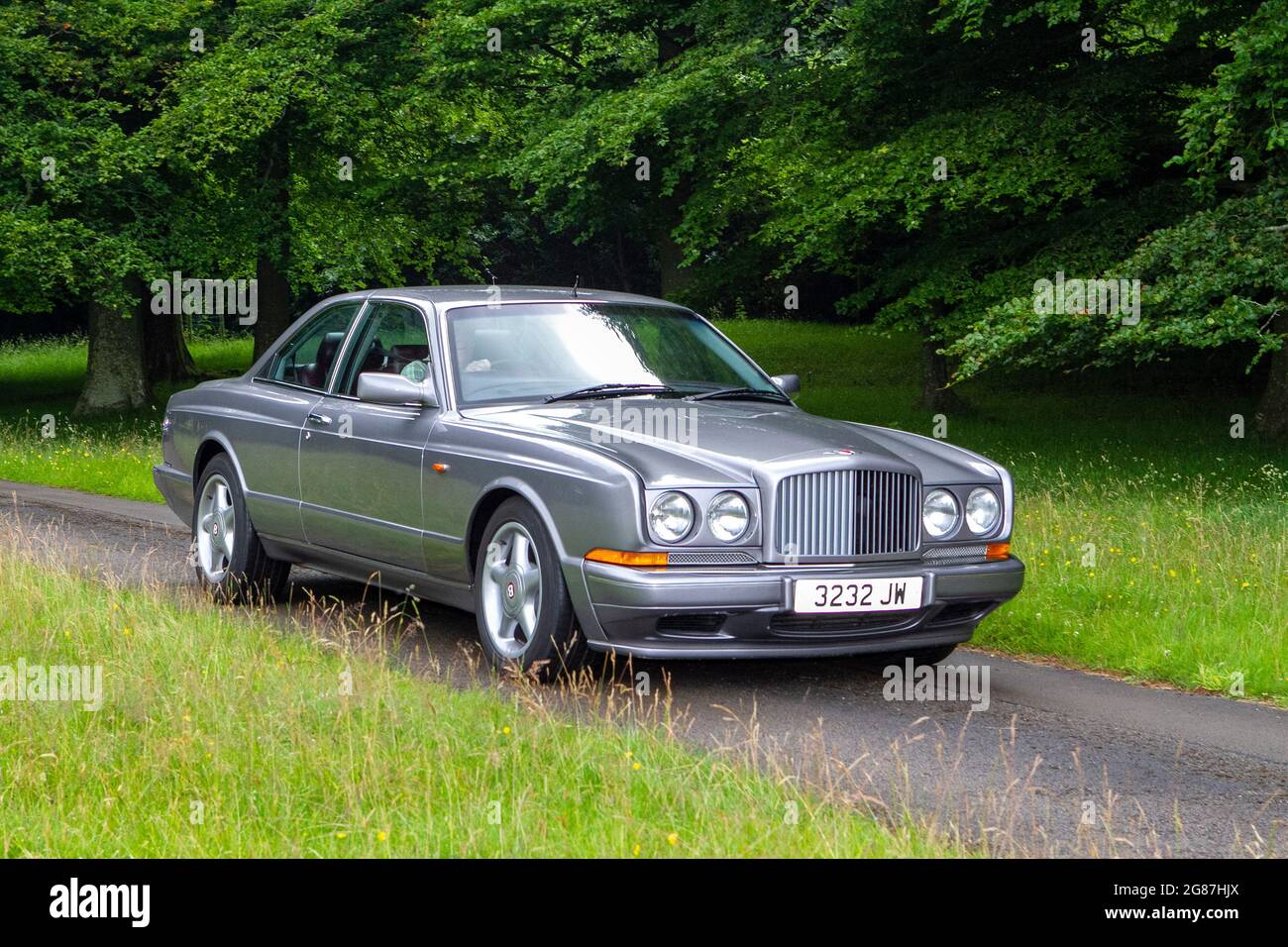 1995 90s argento Bentley 3 velocità automatico al ‘The Cars The Star Show" di Holker Hall & Gardens, Grange-over-Sands, Regno Unito Foto Stock