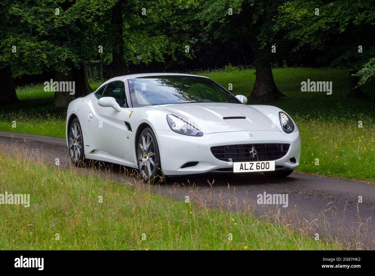 2012 White Ferrari California 2 più 2 S-A 4297cc al ‘The Cars the Star Show’ di Holker Hall & Gardens, Grange-Over-Sands, Regno Unito Foto Stock