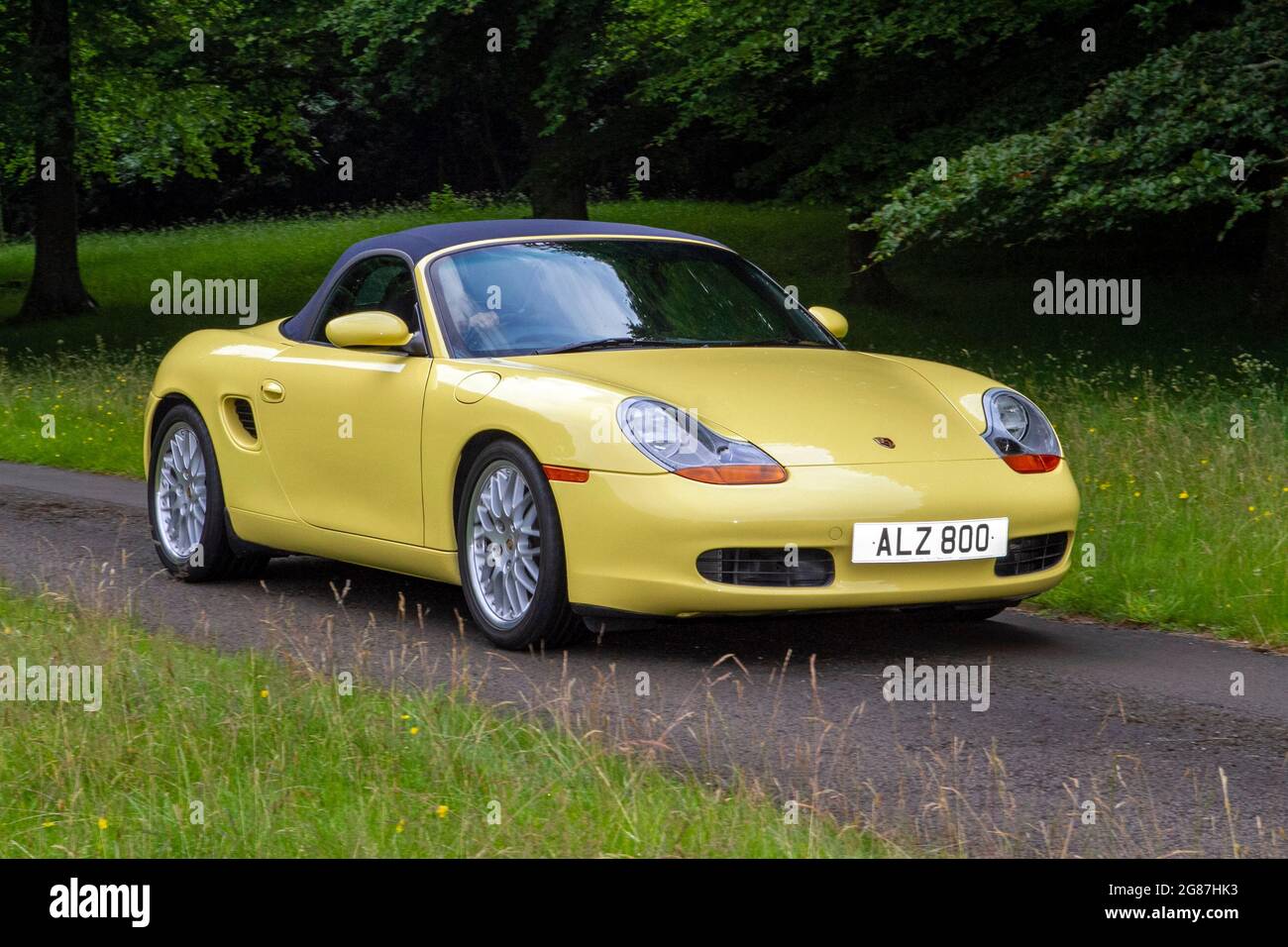 1998 giallo Porsche Boxter manuale a 5 velocità 2500cc benzina e gas al ‘The Cars The Star Show" di Holker Hall & Gardens, Grange-over-Sands, Regno Unito Foto Stock