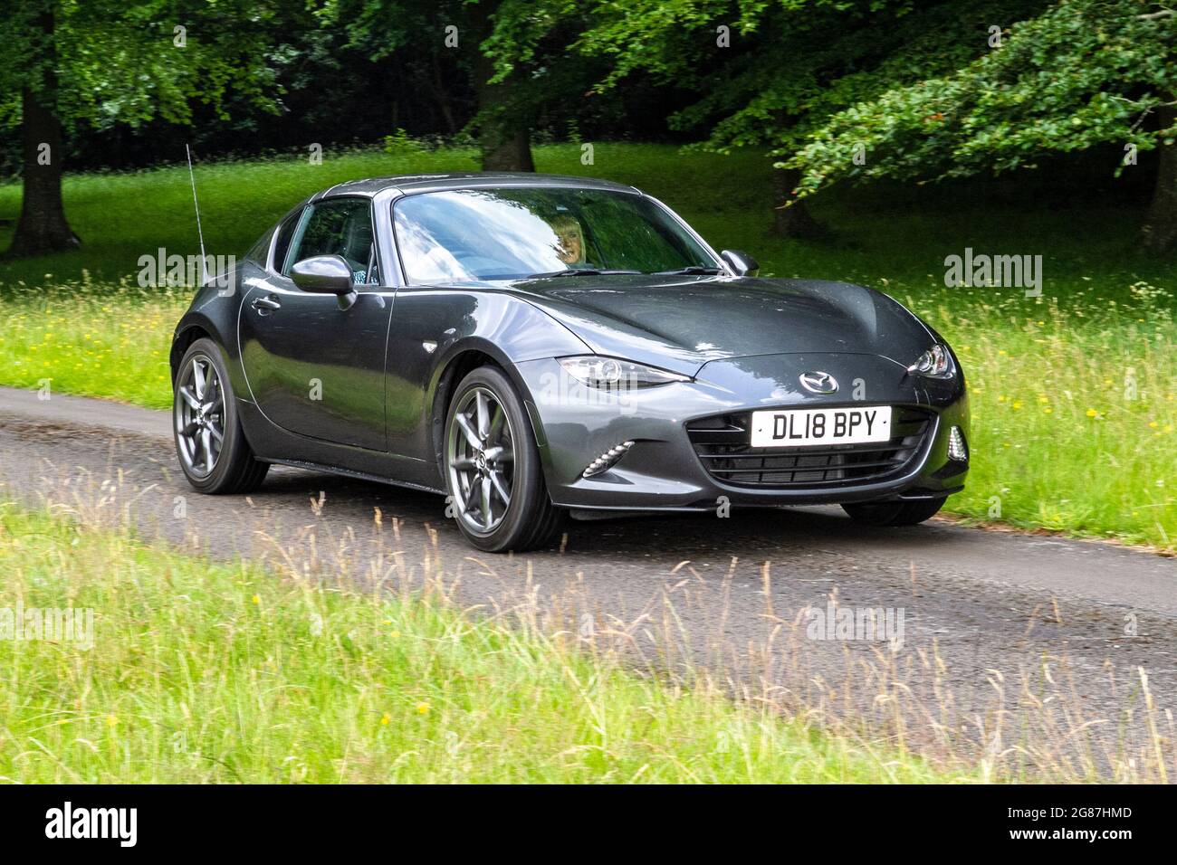 Un'auto a benzina convertibile MX-5 RF Mazda Grigio allo ‘The Cars The Star Show" di Holker Hall & Gardens, Grange-over-Sands, Regno Unito Foto Stock
