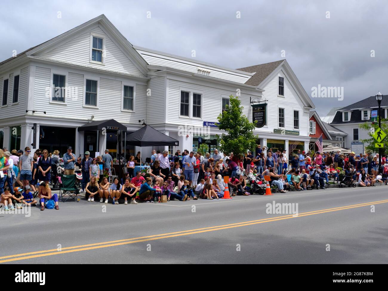 Persone in attesa della sfilata del 4 luglio a Stowe, Vermont Foto Stock