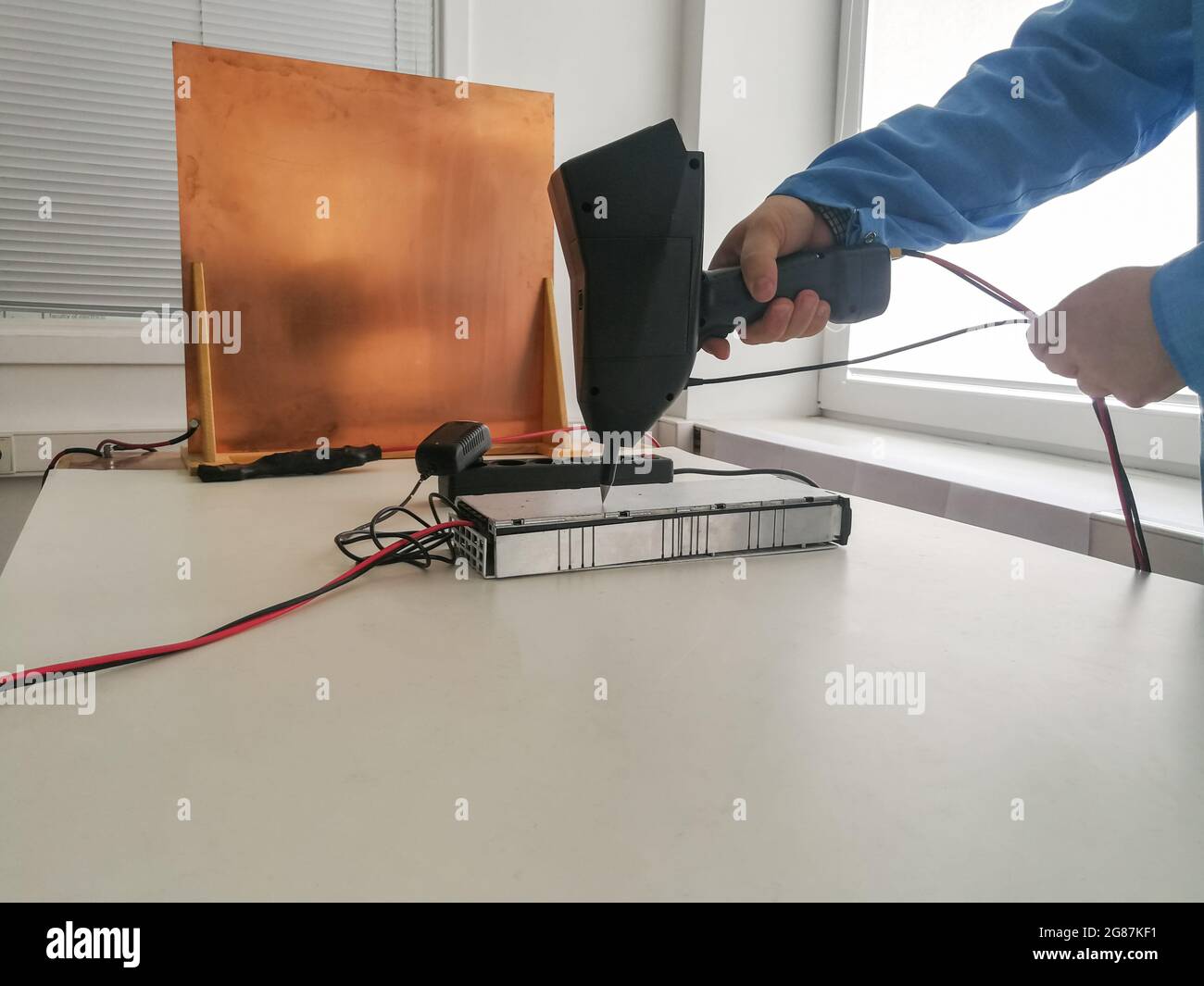 Impostazione del test di immunità alle scariche elettrostatiche per la compatibilità elettromagnetica Test EMC e test tecnico del prodotto elettronico Foto Stock