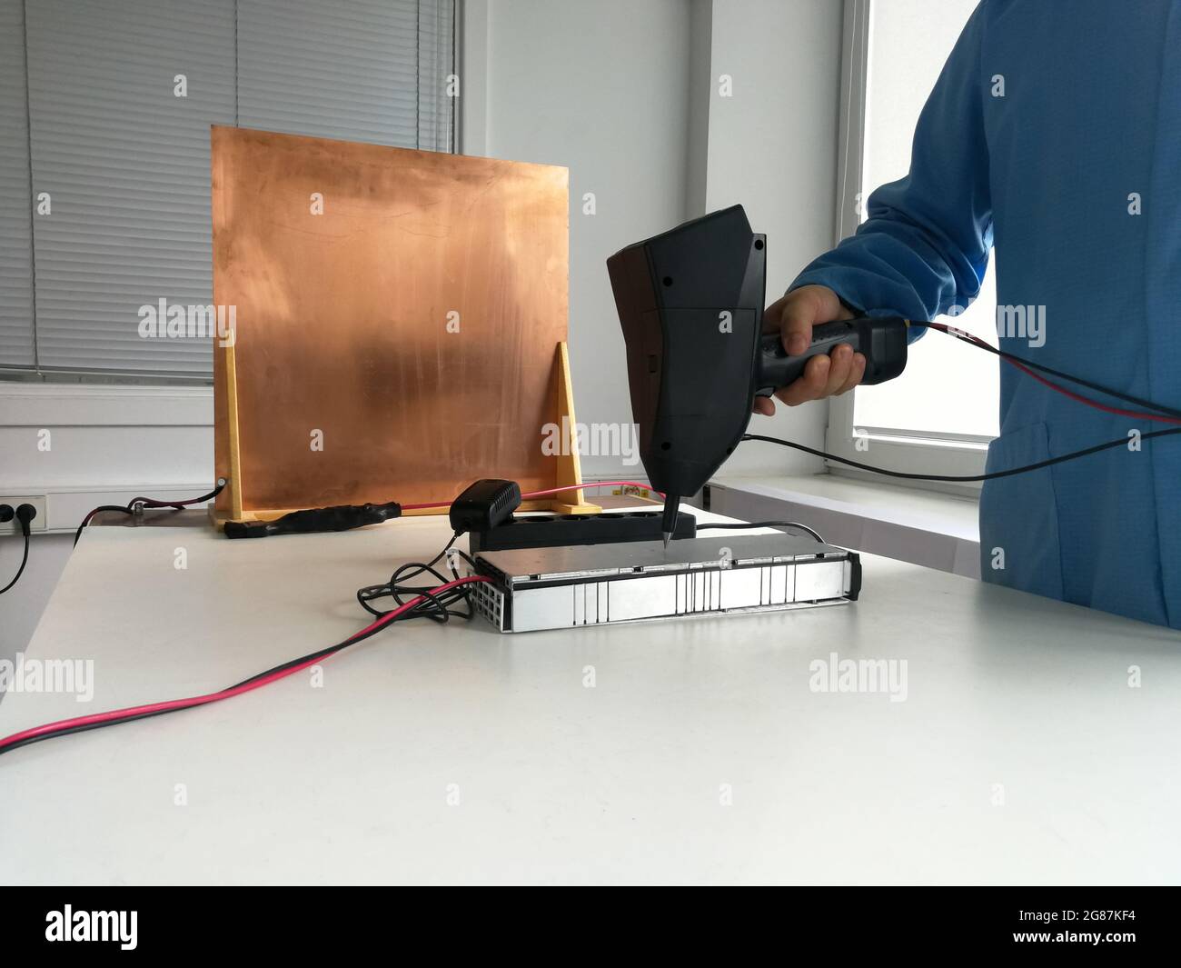 Impostazione del test di immunità alle scariche elettrostatiche per la compatibilità elettromagnetica Test EMC e test tecnico del prodotto elettronico Foto Stock