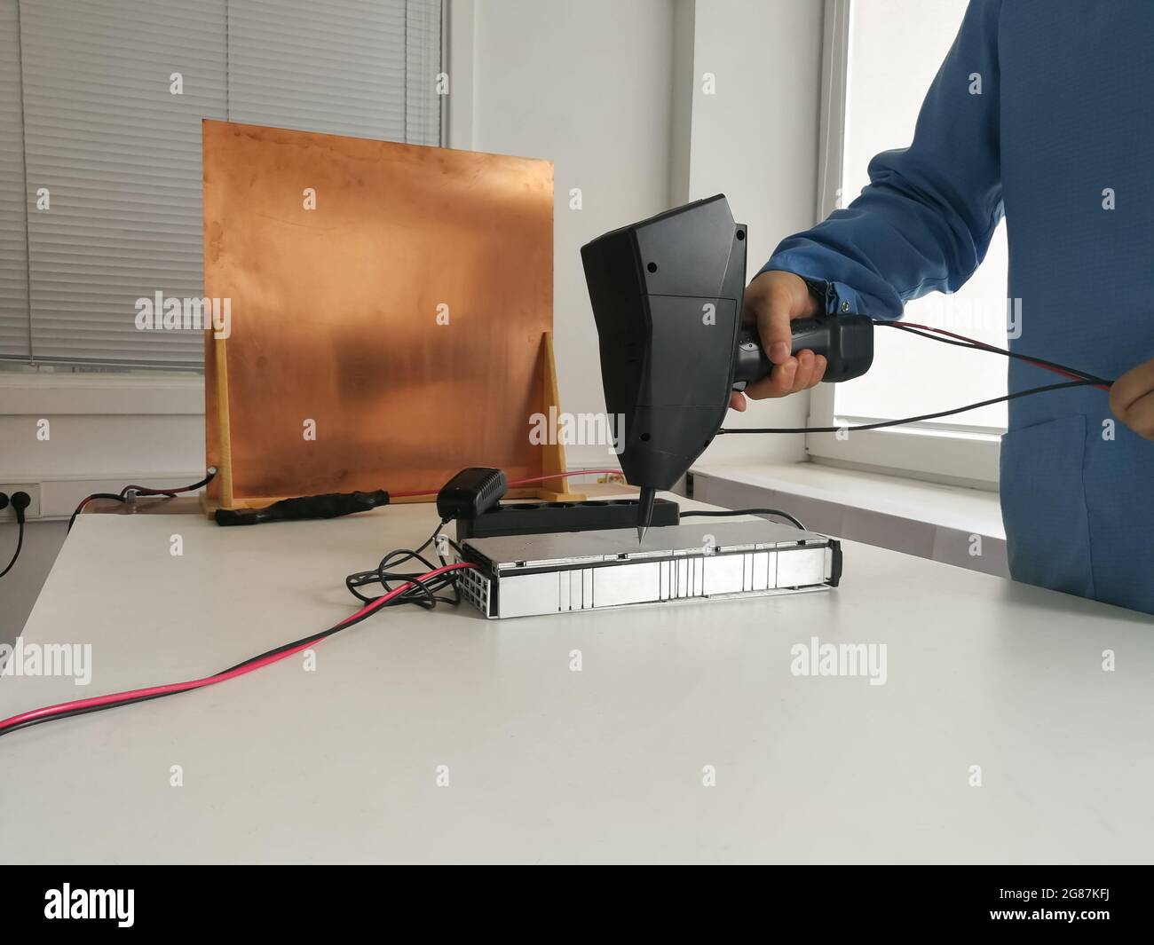 Impostazione del test di immunità alle scariche elettrostatiche per la compatibilità elettromagnetica Test EMC e test tecnico del prodotto elettronico Foto Stock