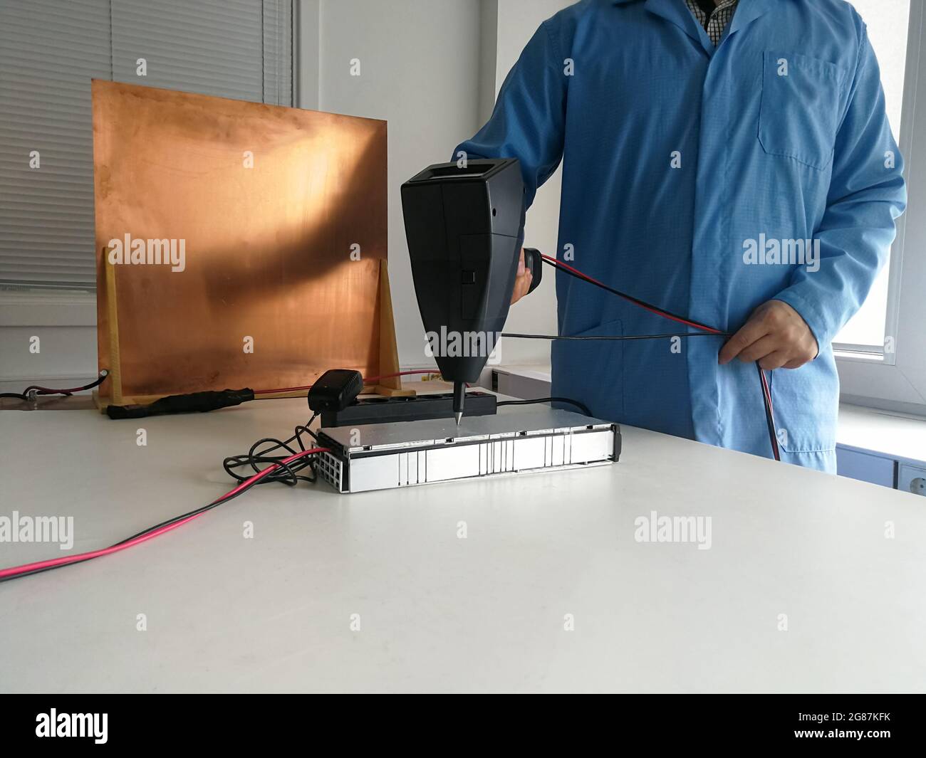 Impostazione del test di immunità alle scariche elettrostatiche per la compatibilità elettromagnetica Test EMC e test tecnico del prodotto elettronico Foto Stock