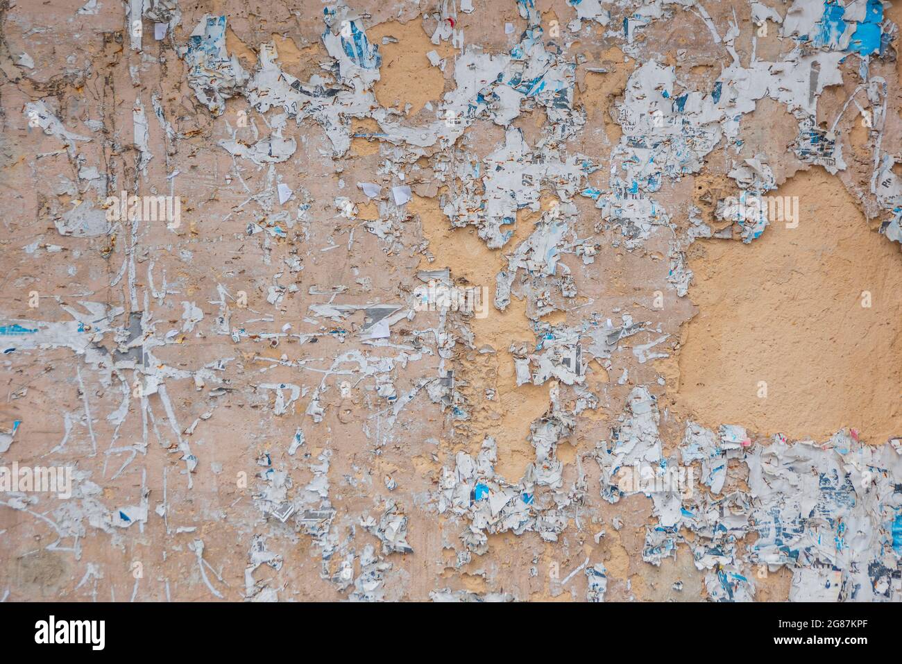 Vecchia bacheca. Un vecchio cartellone con un cartellone strappato posizionato orizzontalmente. Pannello esterno di avviso o legno compensato con pubblicità usurata Foto Stock