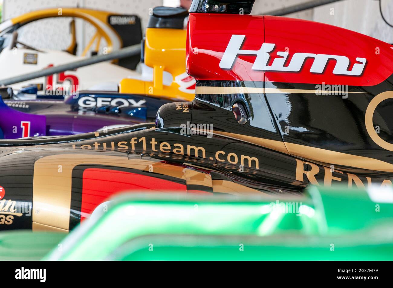 Lotus E21 Formula 1, vettura da corsa Grand Prix al Goodwood Festival of Speed 2013. Kimi Räikkönen 2012 auto di spicco tra la fila di vetture di F1 in garage Foto Stock