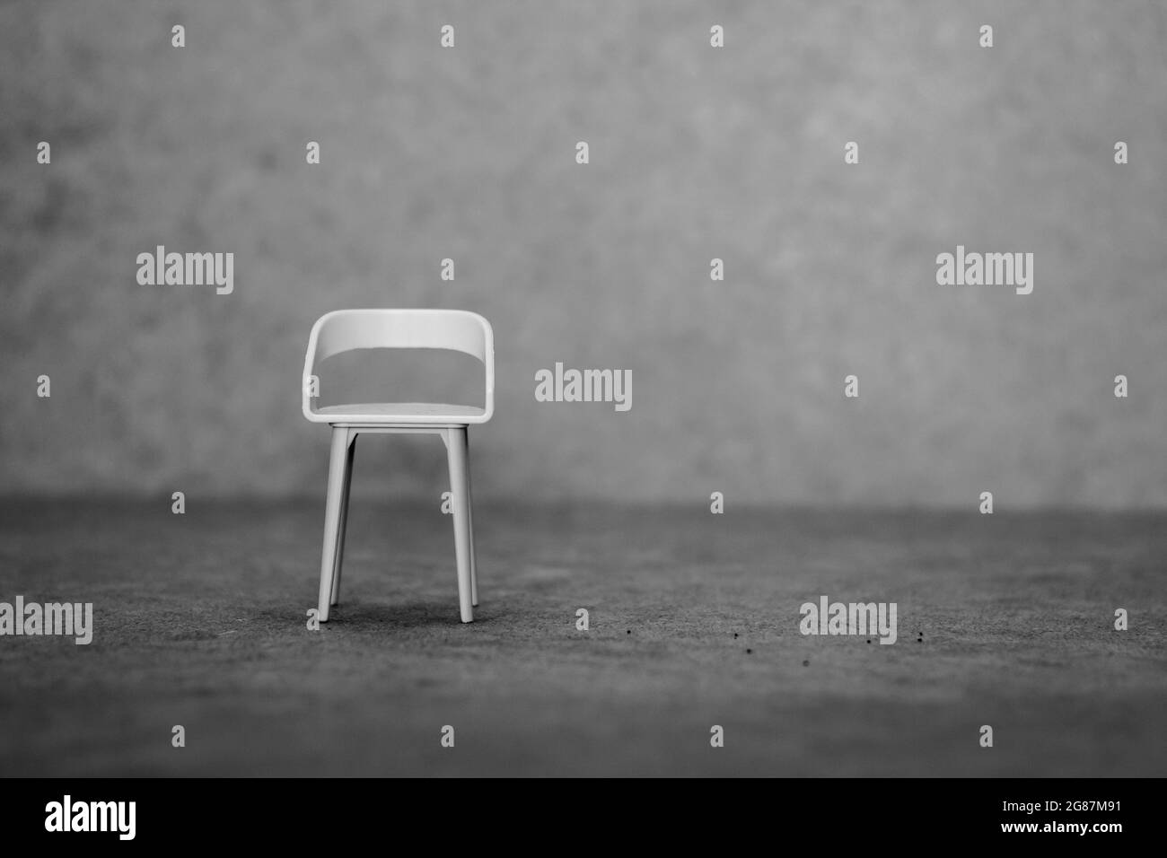Una panca di casa di bambola usata nello studio di auto di fotografia di still life Foto Stock