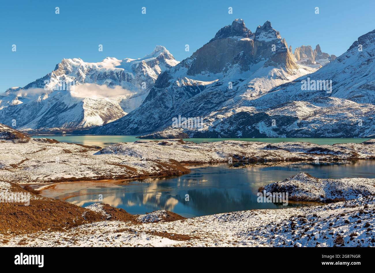 Lago Nordenskjold e Cuernos del Paine al tramonto in inverno, Parco Nazionale Torres del Paine, Patagonia, Cile. Foto Stock