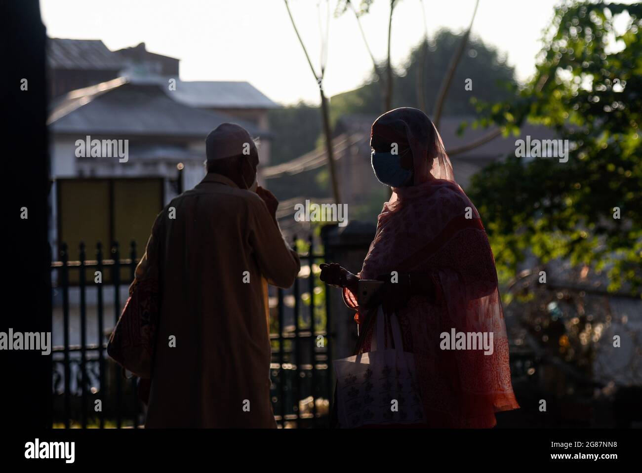 Srinagar, India. 17 luglio 2021. Una donna musulmana del Kashmiri prega fuori dal santuario di Sufi San Syed Ali Hamadani durante i suoi urs a Srinagar.centinaia di musulmani del Kashmiri si sono riuniti a Shrines per commemorare l'anniversario della morte di un famoso santo sufi, Mir Syed Ali Hamadani. Credit: SOPA Images Limited/Alamy Live News Foto Stock