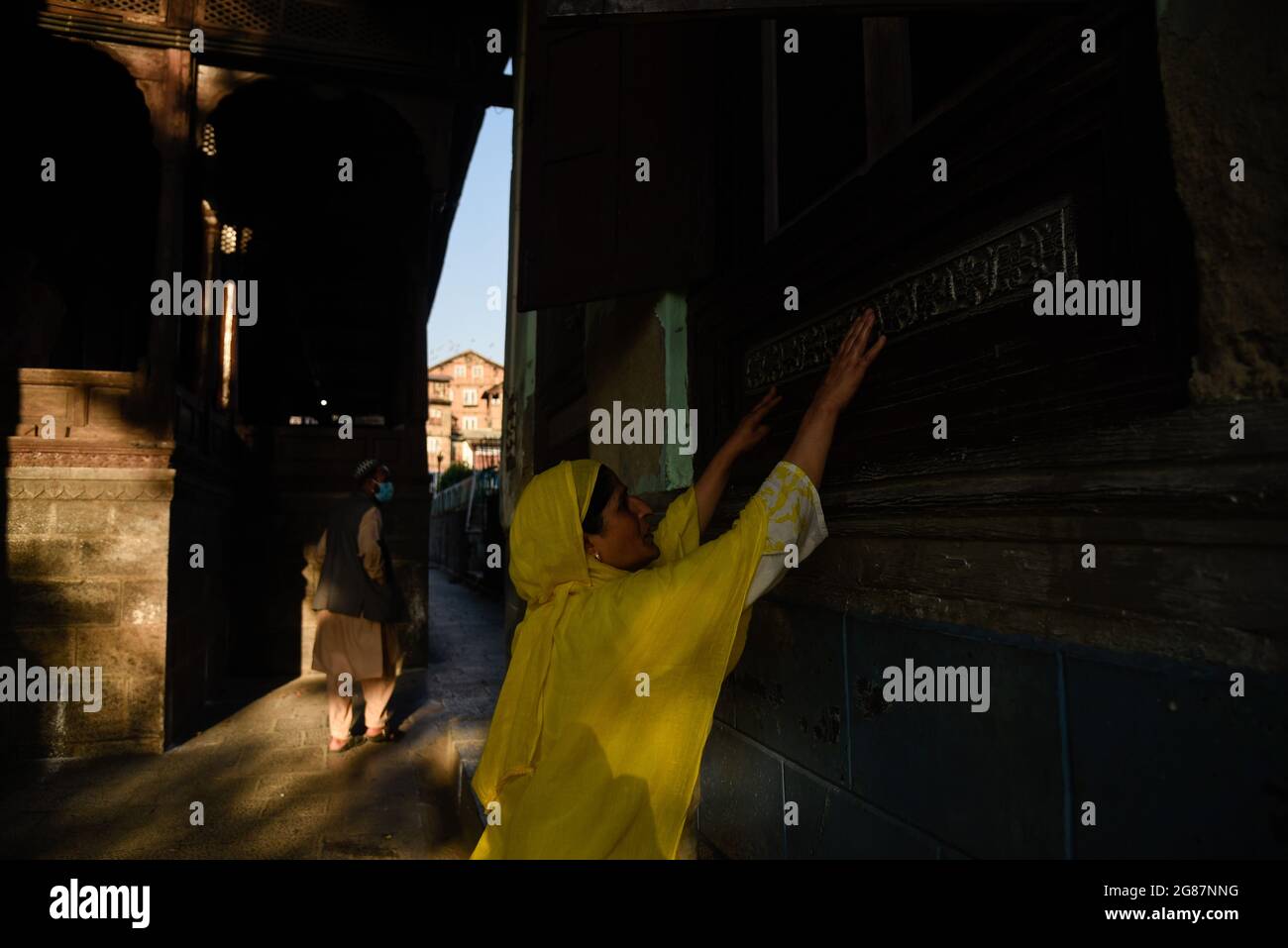 Srinagar, India. 17 luglio 2021. Una donna musulmana del Kashmiri prega fuori dal santuario di Sufi San Syed Ali Hamadani durante i suoi urs a Srinagar.centinaia di musulmani del Kashmiri si sono riuniti a Shrines per commemorare l'anniversario della morte di un famoso santo sufi, Mir Syed Ali Hamadani. Credit: SOPA Images Limited/Alamy Live News Foto Stock