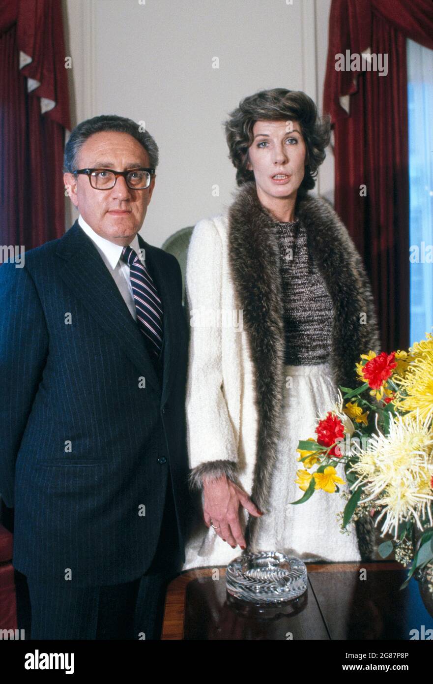 Henry e Nancy Kissinger, Ritratto a metà lunghezza a casa, New York City, New York, USA, Bernard Gotfryd, 28 novembre 1978 Foto Stock