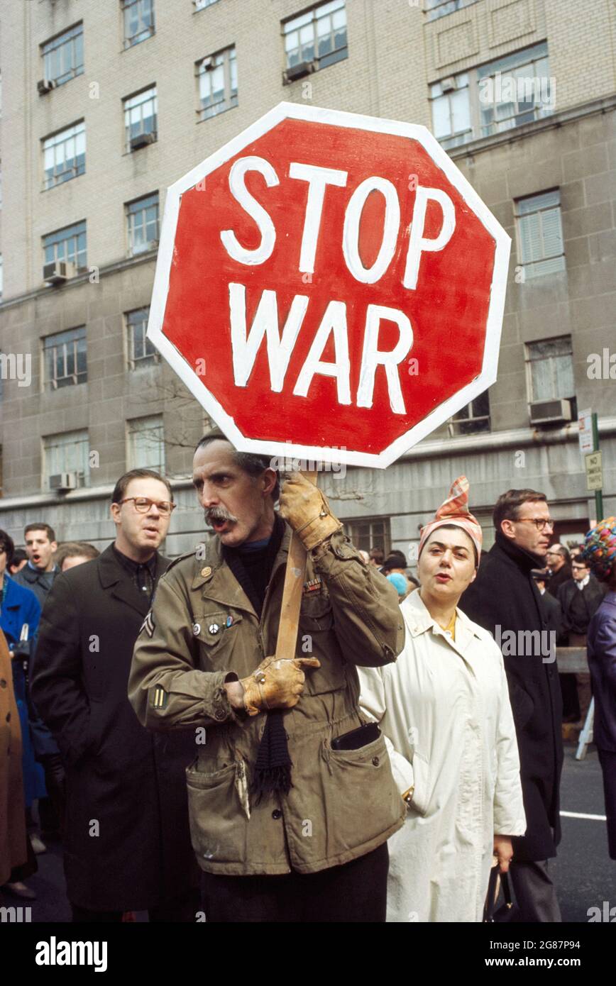 Dimostrazione della guerra contro il Vietnam, Fifth Avenue, New York City, New York, Stati Uniti, Bernard Gotfryd, aprile 1969 Foto Stock